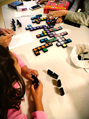 Rencontres jeux : les dominos colorés